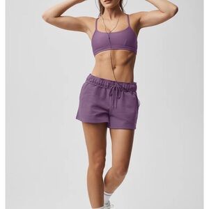 LIMITED COLOR plum kiss accolade short Alo yoga